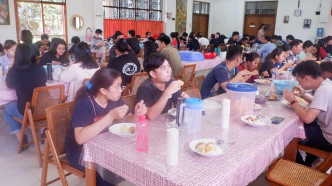 Makan siang dihari pertama--PAKAI